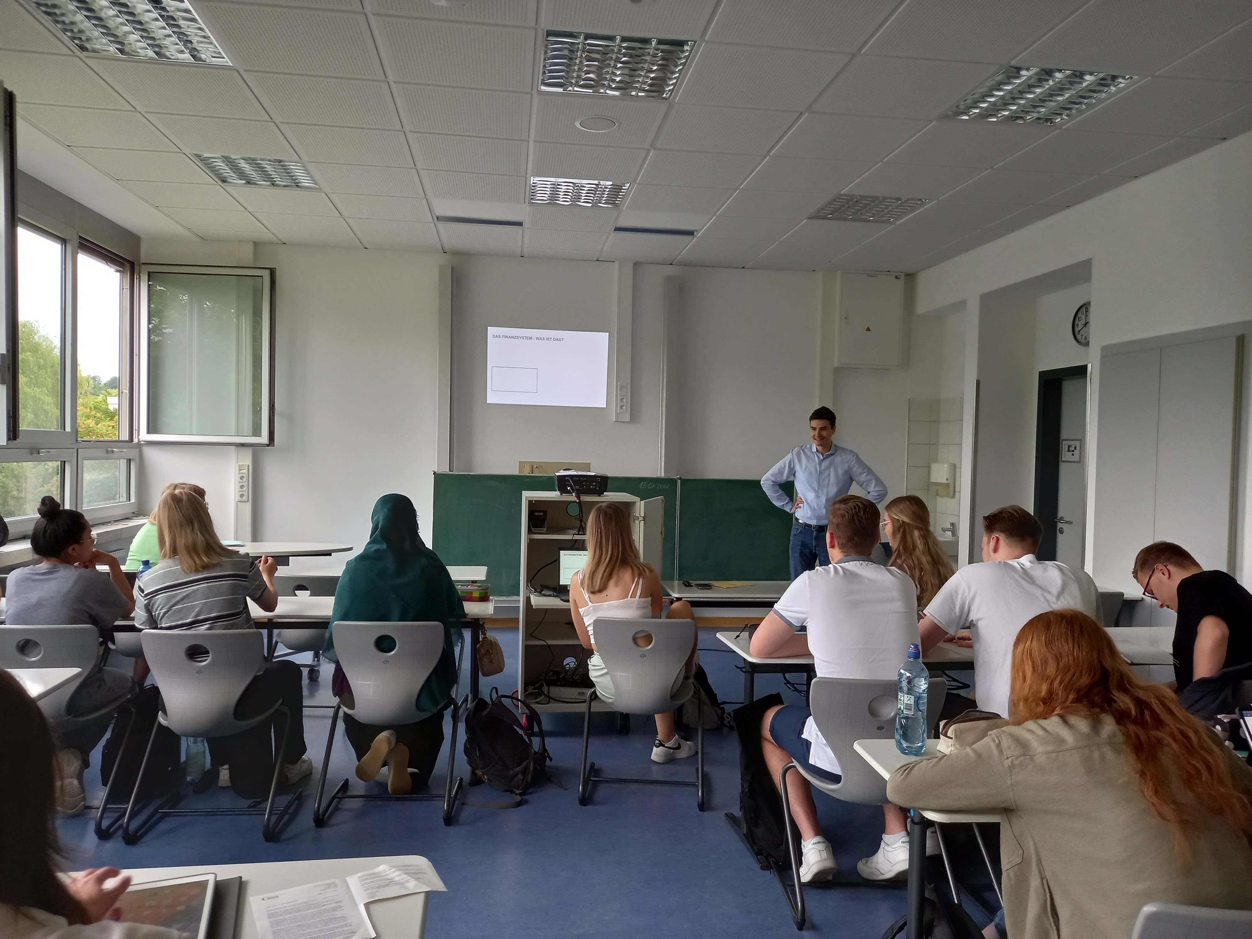 „So geht Geld“- Mitarbeiter der Deutschen Bank teilt sein Finanzwissen am Gymnasium Nidda